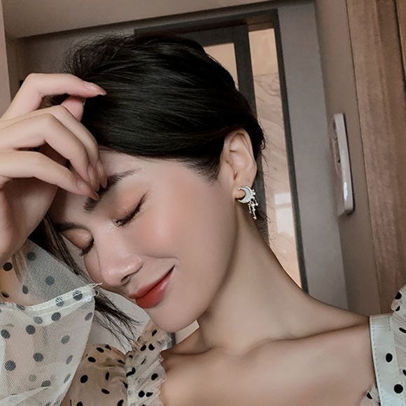 **ALYDA* Gold x Rhinestone Star Shaped Fashion Stud Earrings - Picture 3 of 6